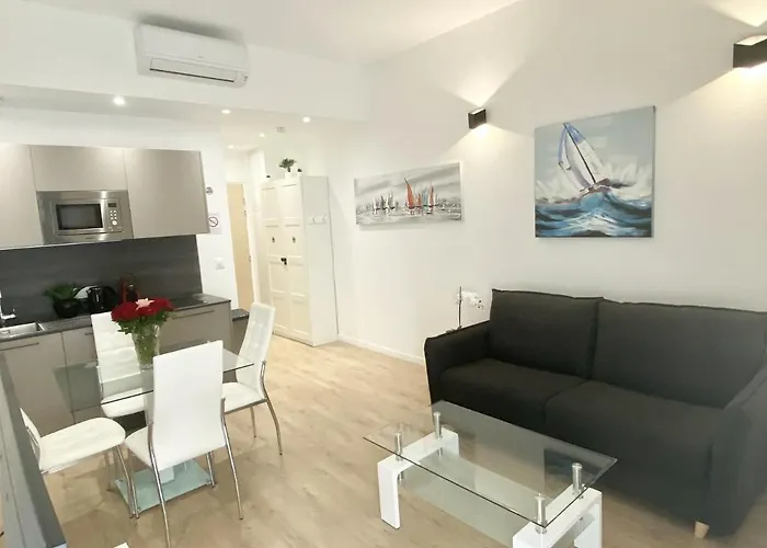 Modern Flat Lamartine